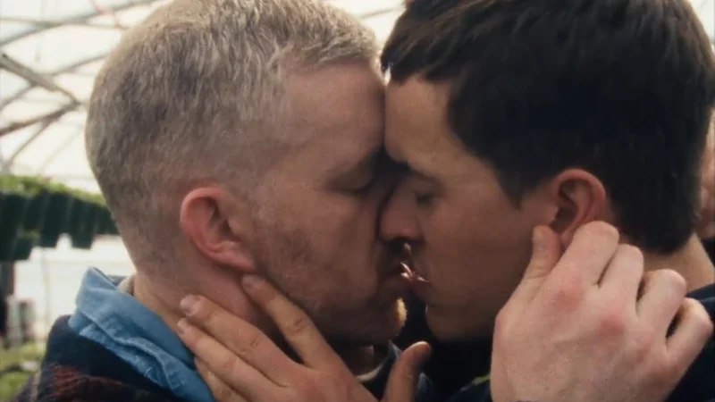 Dưới Lớp Vỏ Bọc (Bên Dưới Lớp Thường Phục)